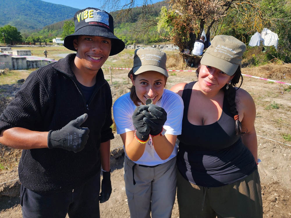 Article cover: Volunteers from abroad dig at the Preslav Antiquities